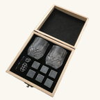 מארז לג'נטלמנים - תיבת עץ עם ערכה לשתיית ויסקי