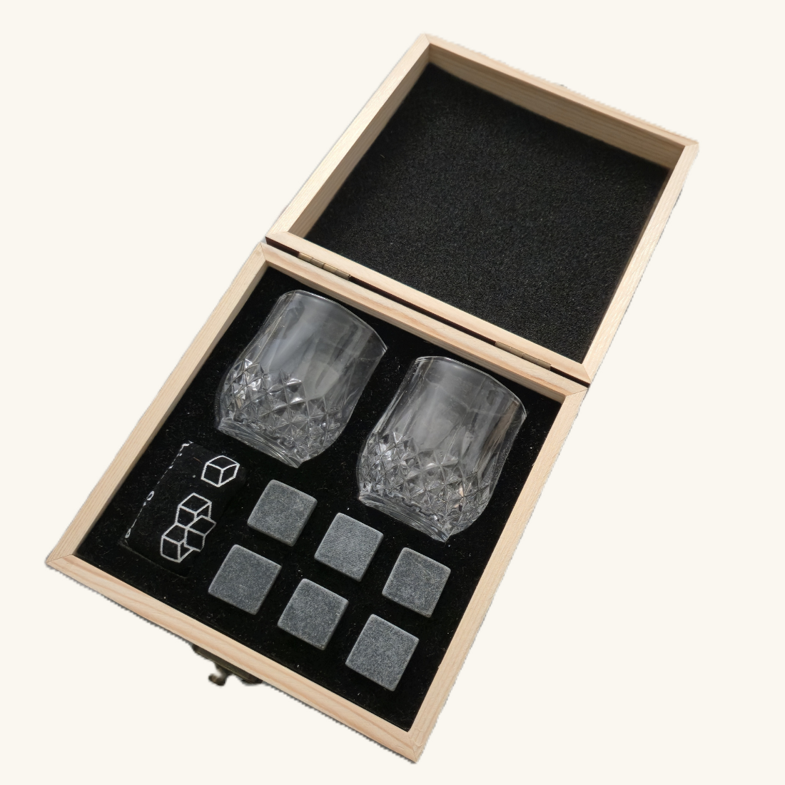 מארז לג'נטלמנים - תיבת עץ עם ערכה לשתיית ויסקי