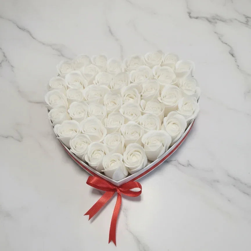 מגש בצורת לב מלא בפרחים | דינוס