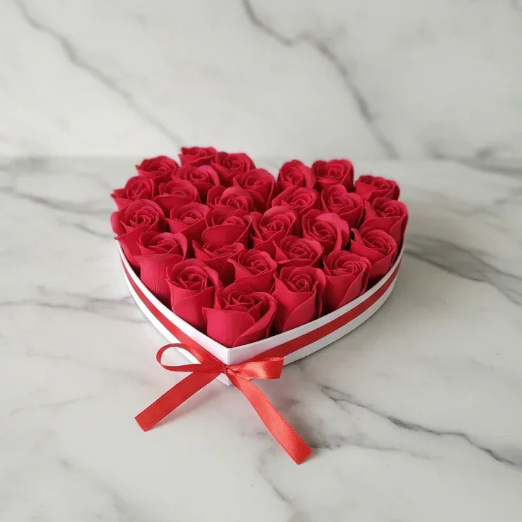 מגש בצורת לב מלא בפרחים | דינוס