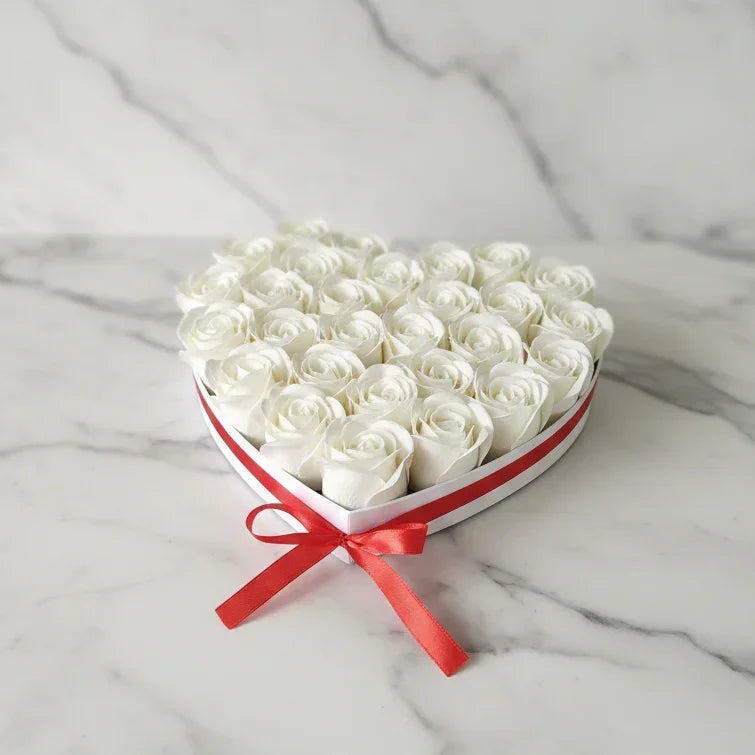 מגש בצורת לב מלא בפרחים | דינוס