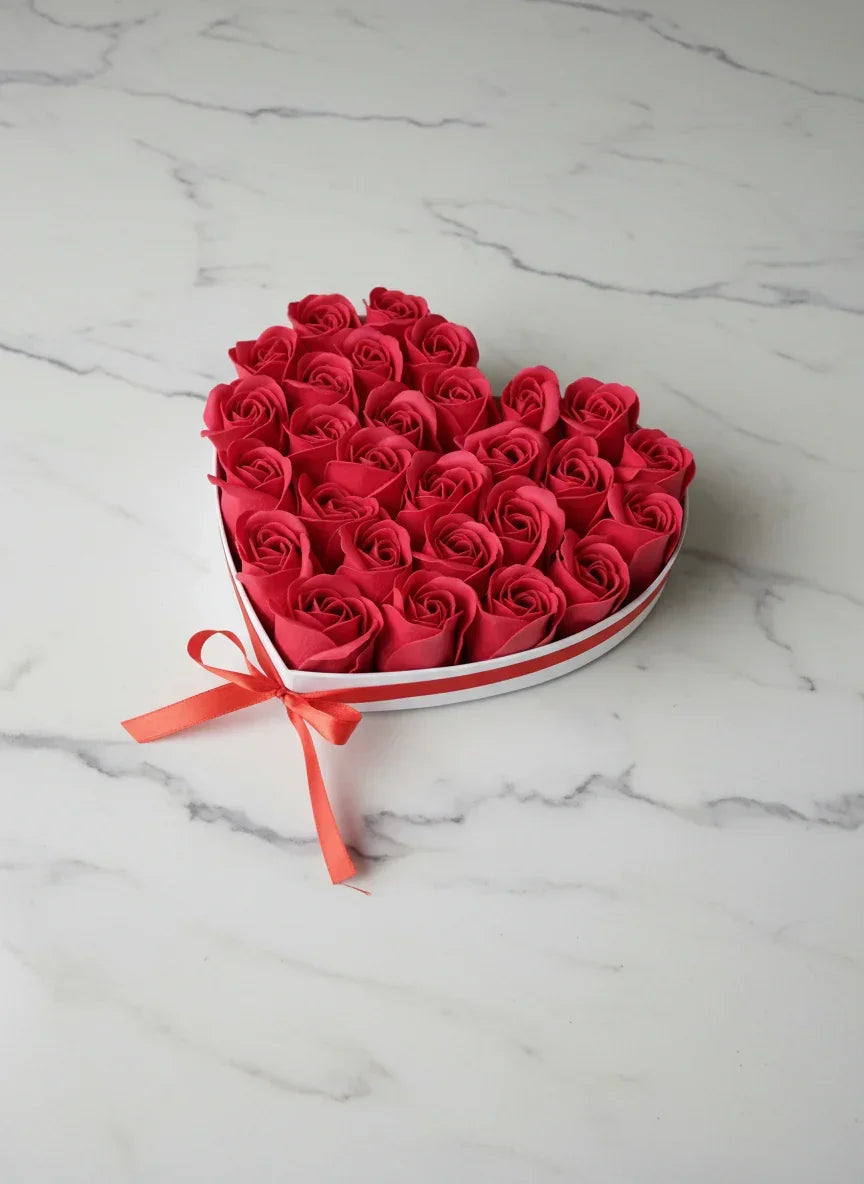 מגש בצורת לב מלא בפרחים | דינוס