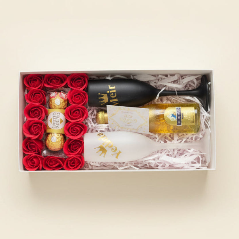 מארז זוגי יוקרתי עם שמפניה וכוסות ממותגות