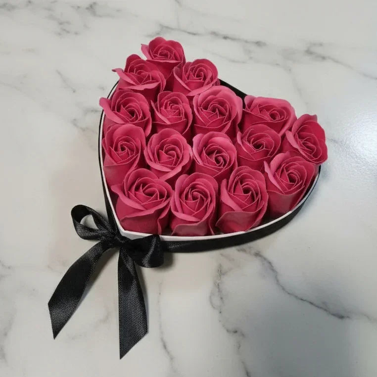 מגש בצורת לב מלא בפרחים | דינוס