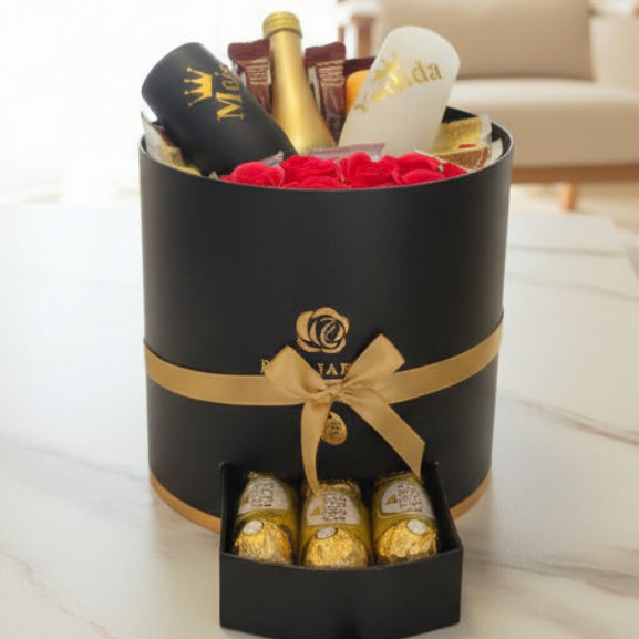 מארז יוקרה עגול עם שמפניה, כוסות ממותגות ושוקולדים